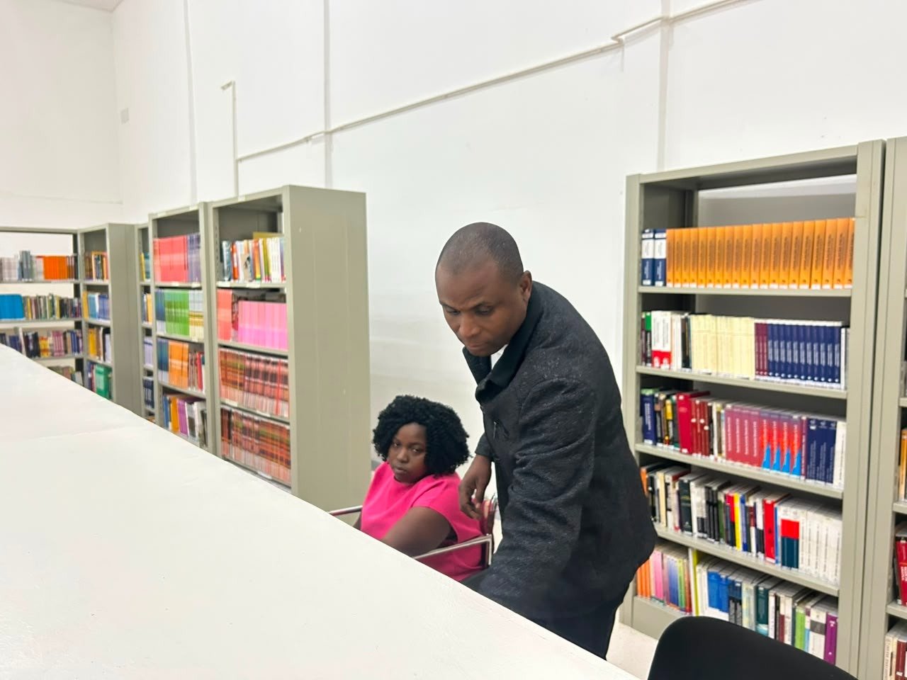Utilizadores no espaço de leitura da biblioteca do ISPRL