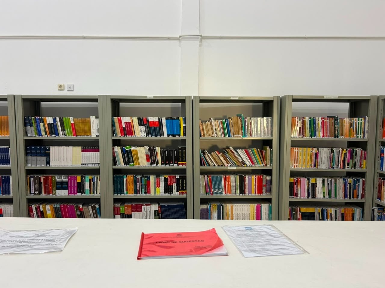 Estantes com livros na biblioteca do Instituto Superior Privado Rei Luhuna