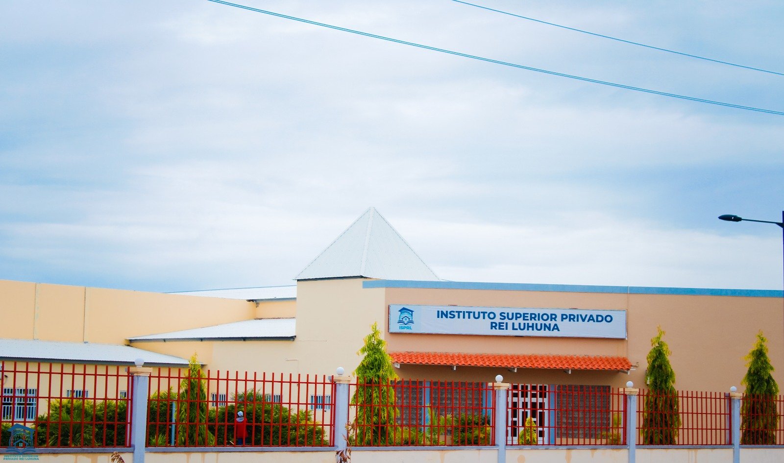 Fachada principal do Instituto Superior Privado Rei Luhuna com o letreiro institucional