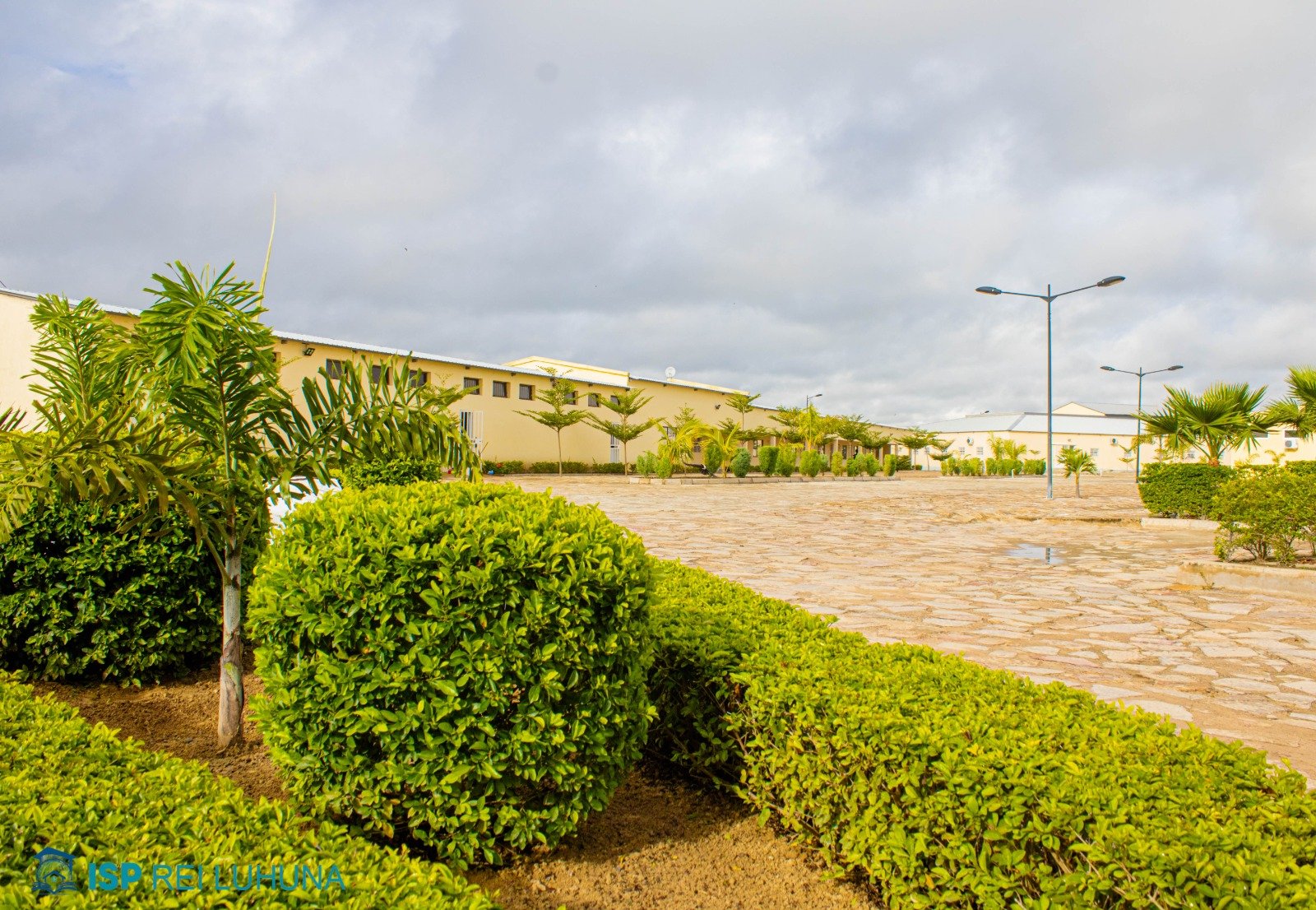 Vista geral do campus do Instituto Superior Privado Rei Luhuna