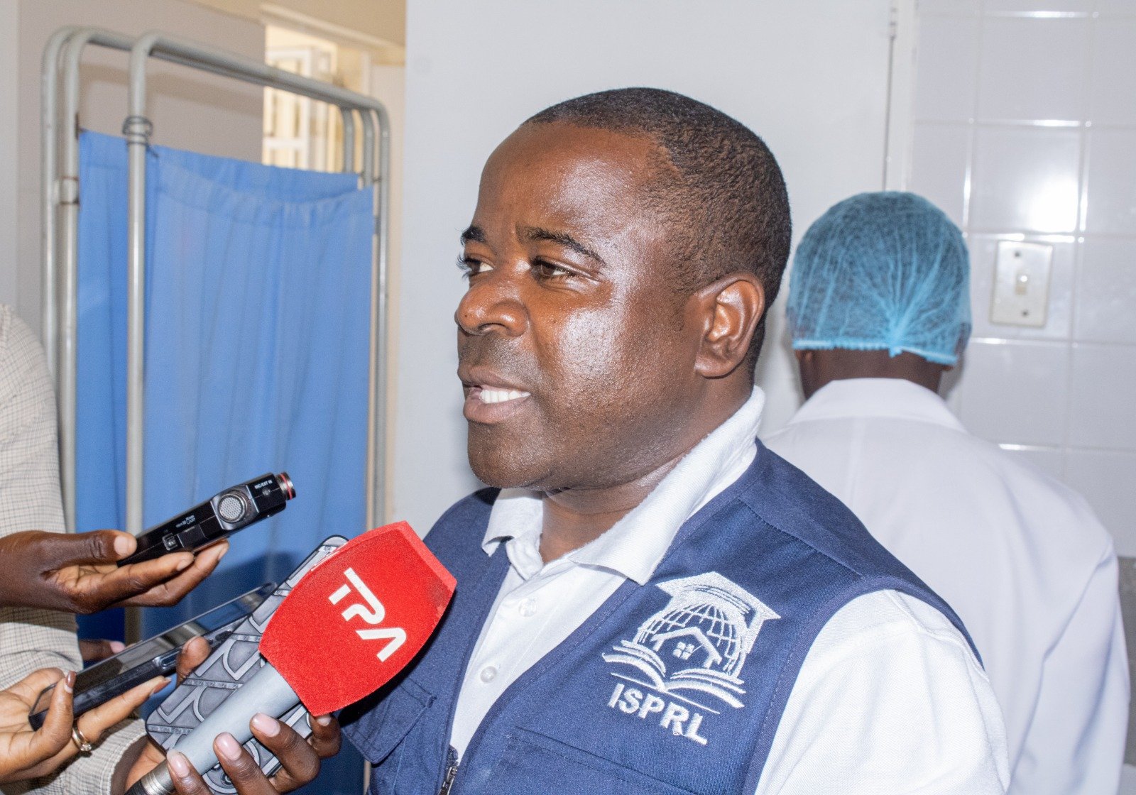 Representante do ISPRL a conceder entrevista à TPA durante acção de saúde