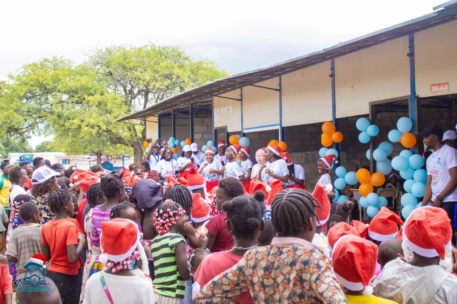 Crianças com gorros de Pai Natal na acção Natal Solidário do ISPRL