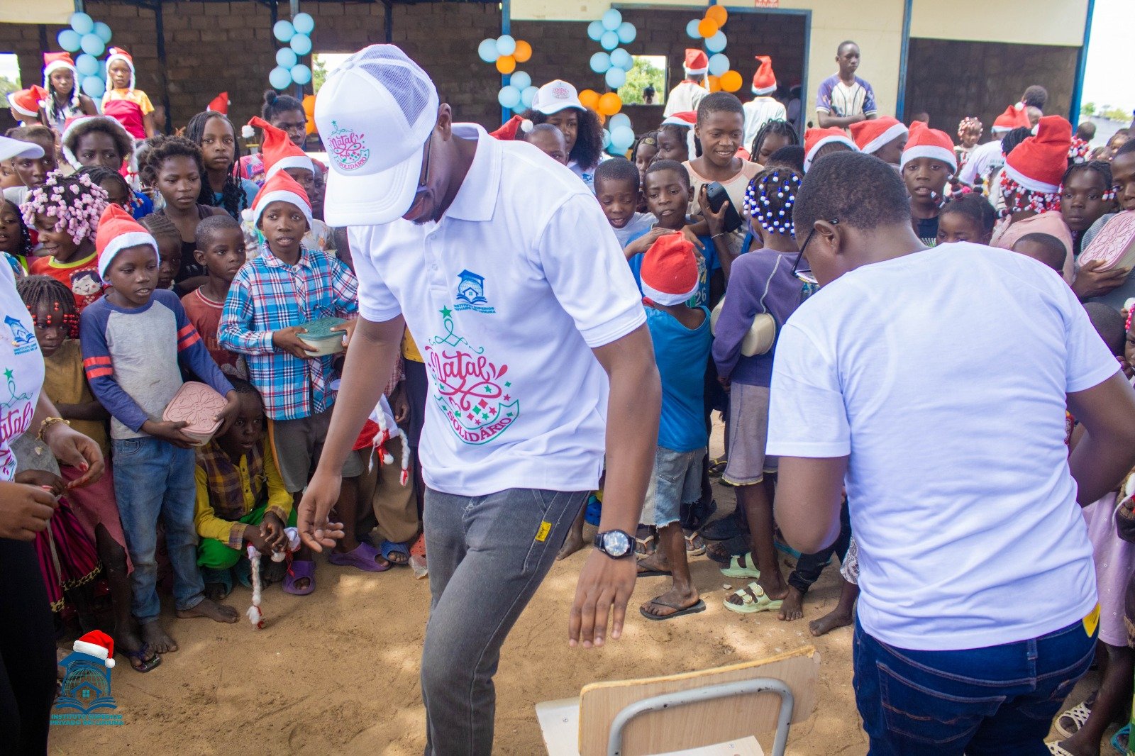 Entrega de lembranças a crianças na acção Natal Solidário do ISPRL