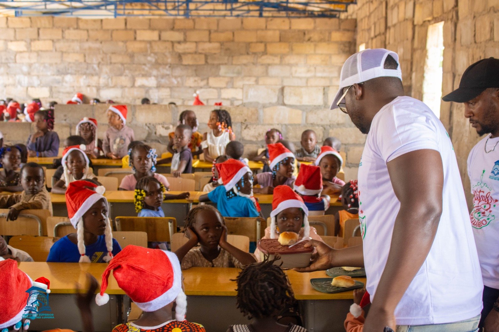 Crianças em sala durante a acção Natal Solidário do ISPRL a receber refeições