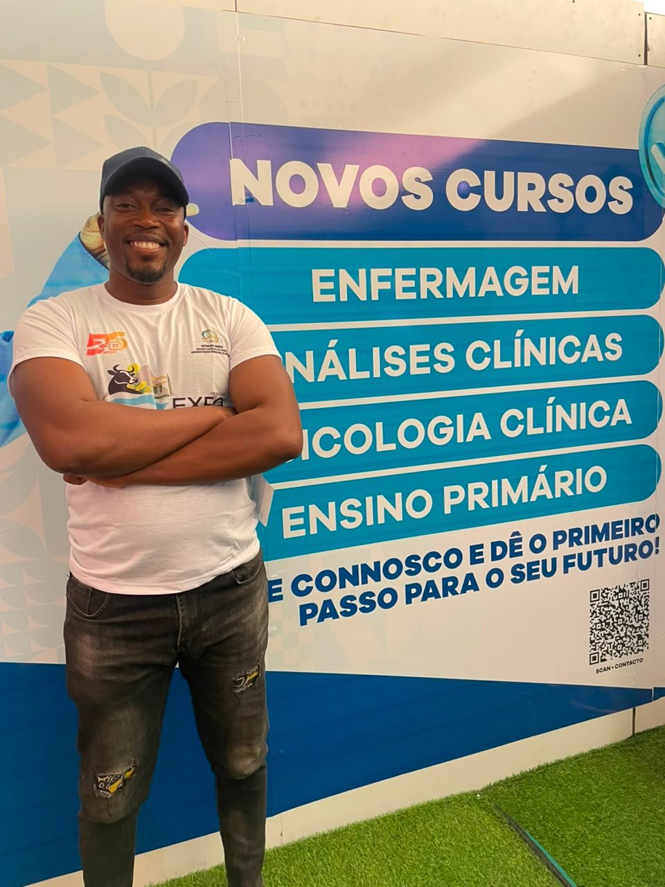 Colaborador do ISPRL junto ao painel de novos cursos no stand da Expo-Cunene 2026
