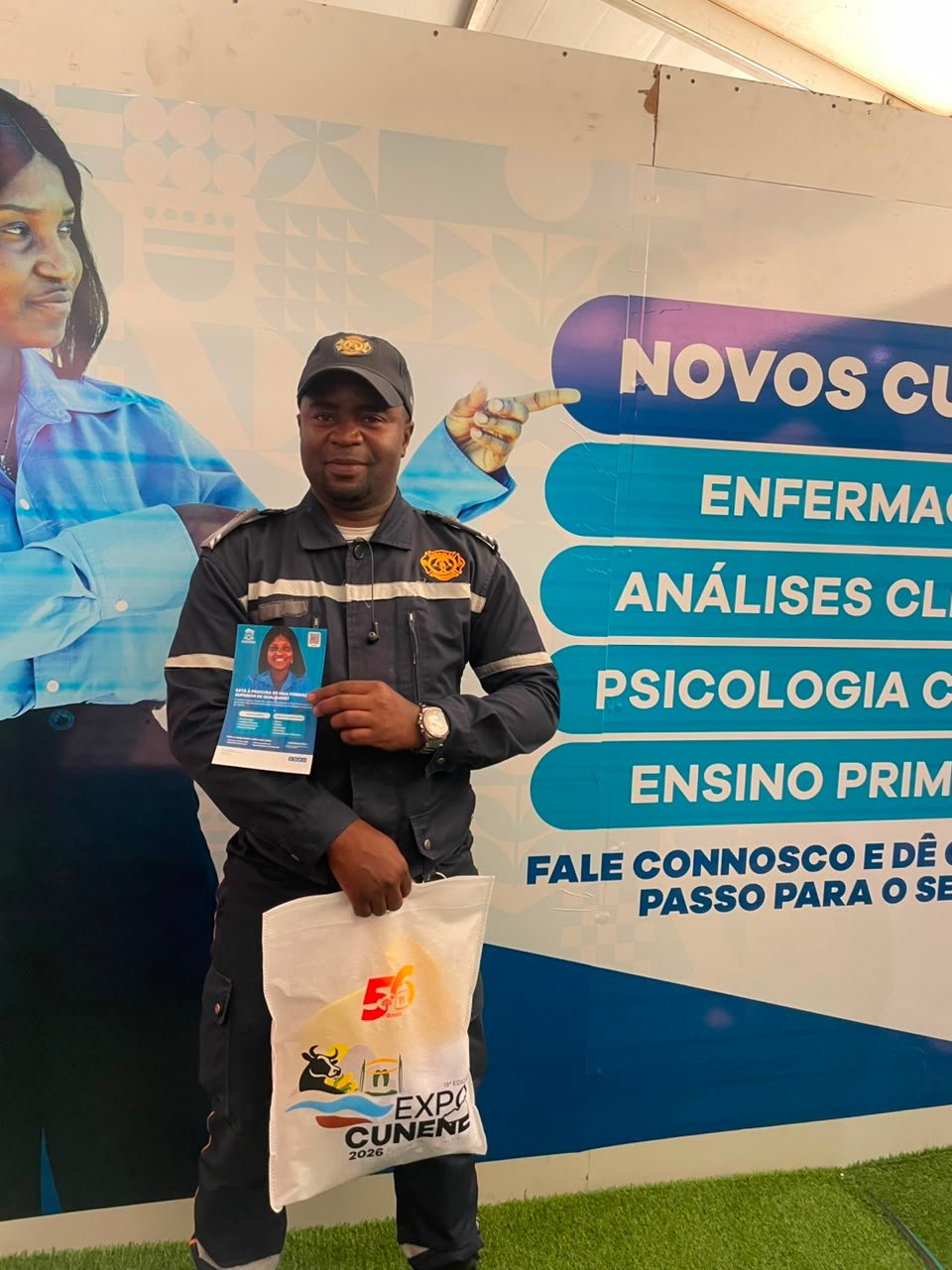 Visitante da Expo-Cunene 2026 com folheto e brinde do ISPRL
