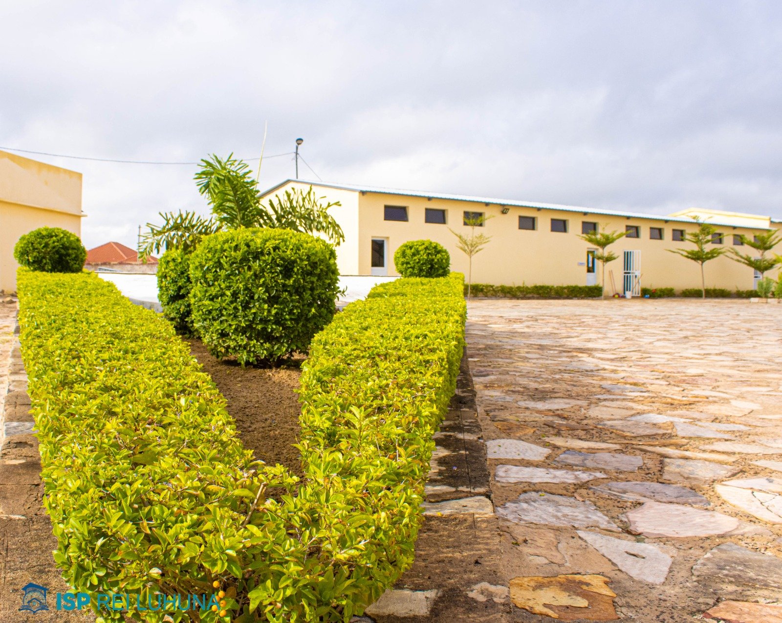 Espaços exteriores e jardins do campus do ISPRL