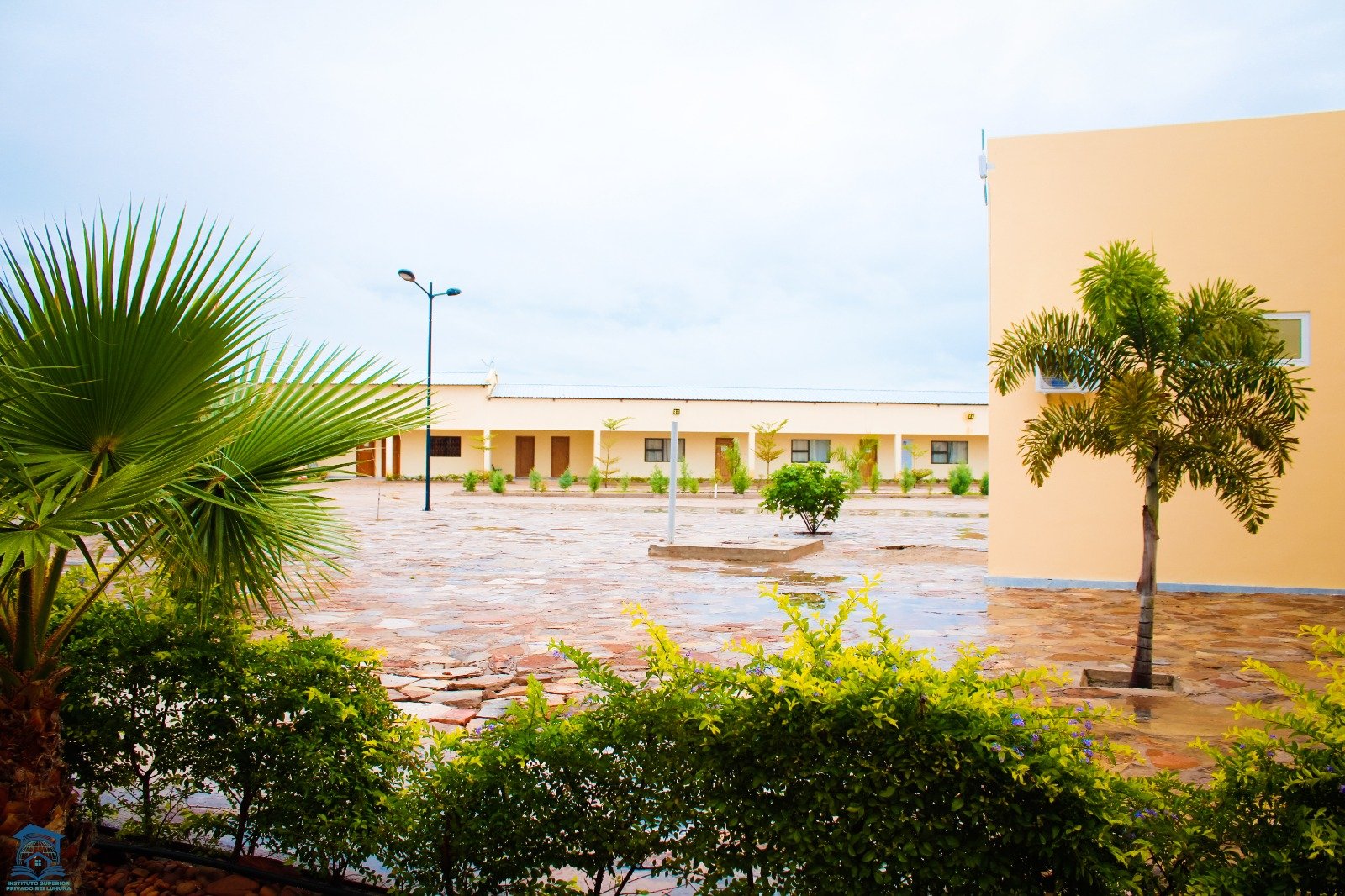 Pátio exterior do campus rodeado pelos edifícios do ISPRL