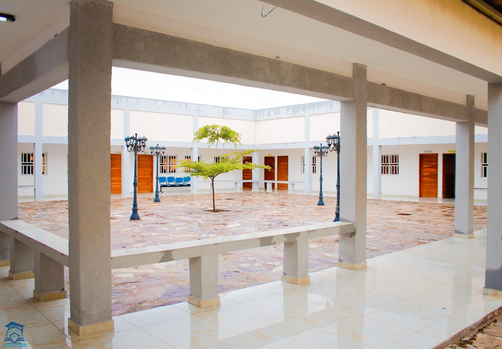 Pátio interno do ISPRL com colunas e árvore central