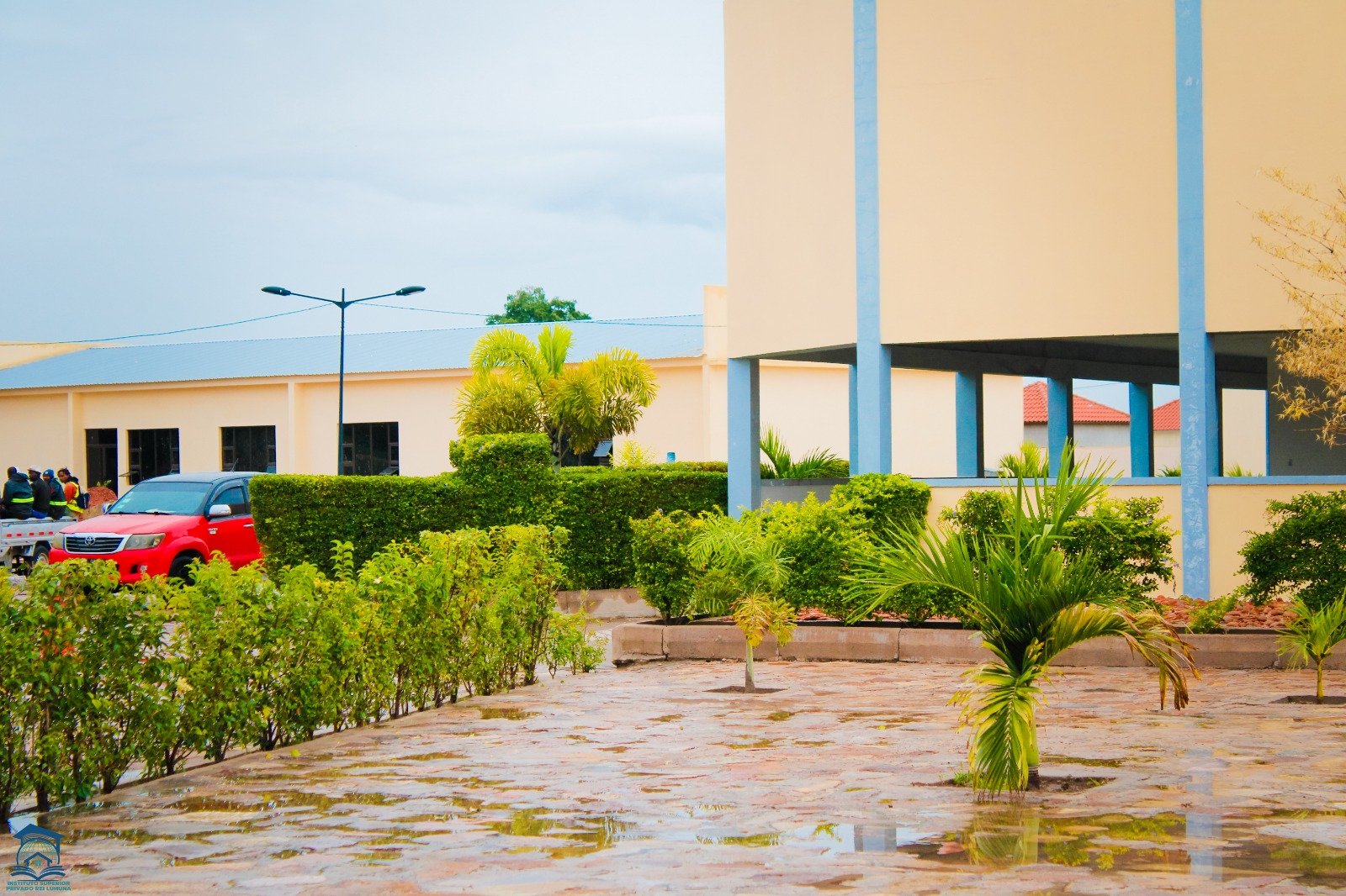 Pátio ajardinado do campus do ISPRL