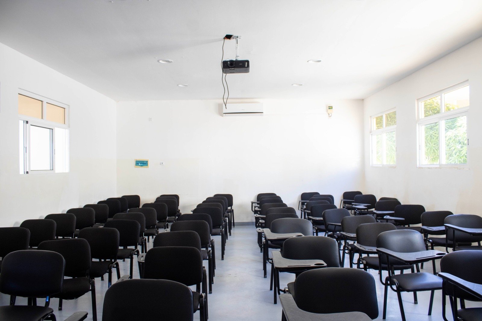 Sala de aula do ISPRL com carteiras individuais, ar condicionado e projector