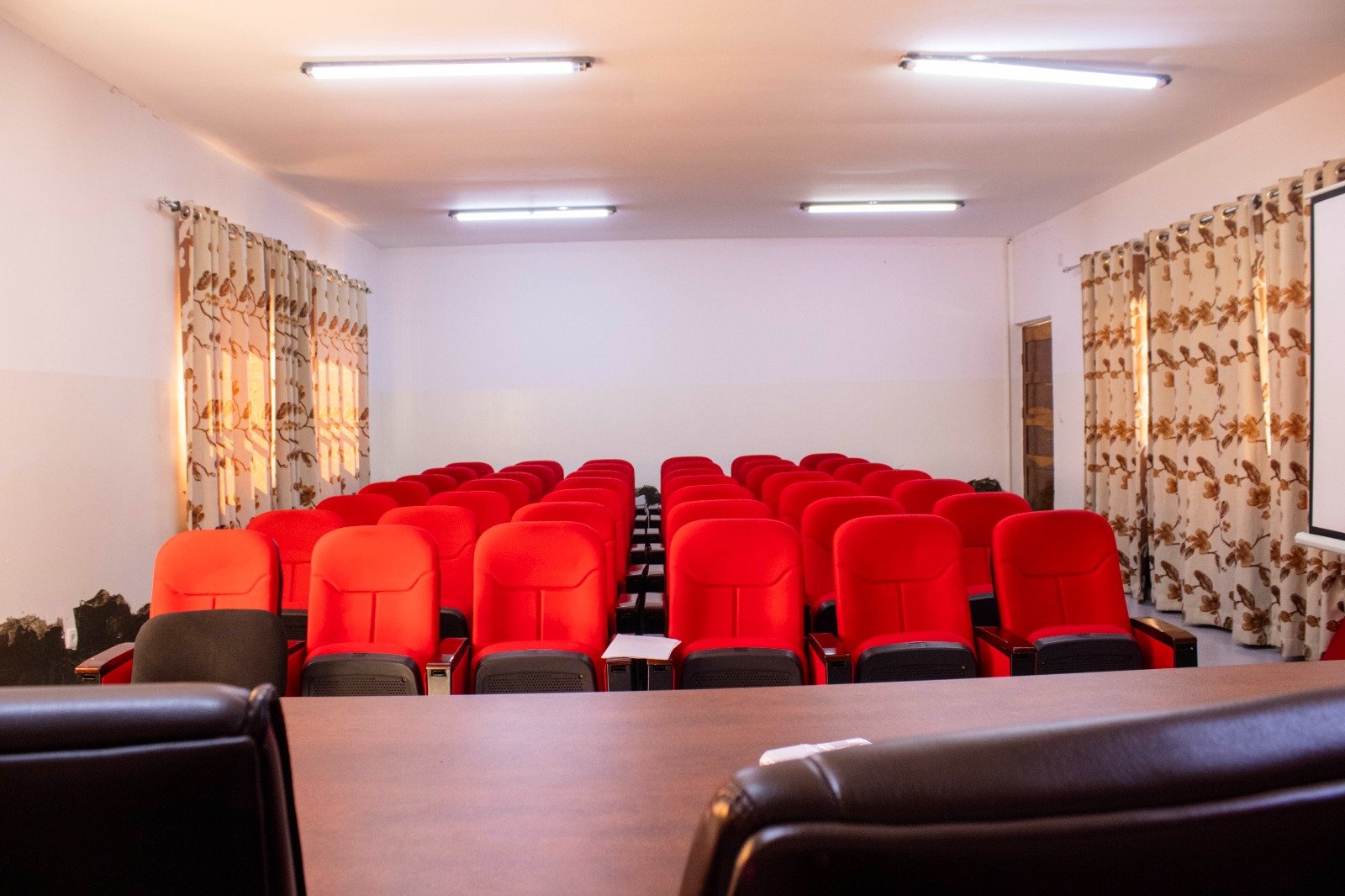Sala especial em formato de auditório do ISPRL com cadeiras vermelhas