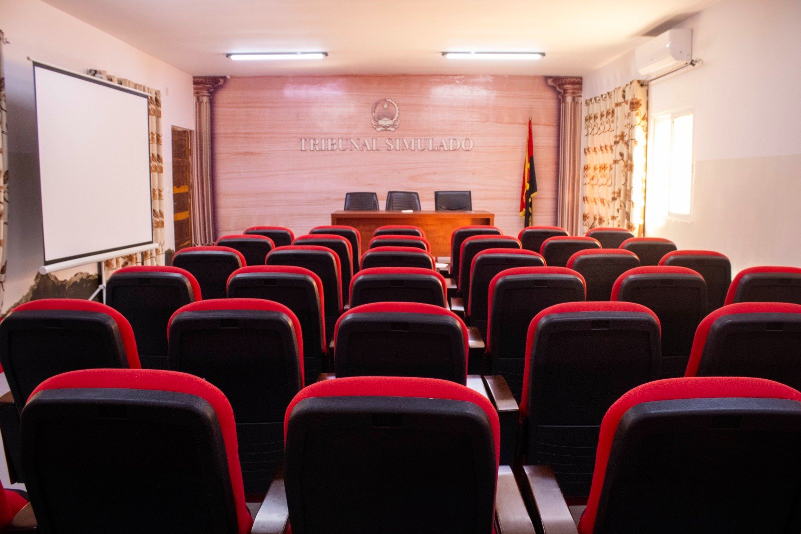 Sala de tribunal simulado do ISPRL para práticas de Direito